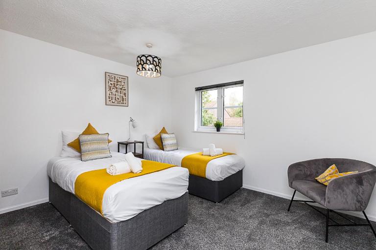 Beckford Apartment 2 BR ,Gatwick for 4, Free Parking WIFI Contractors Corporate - B&B Three Bridges