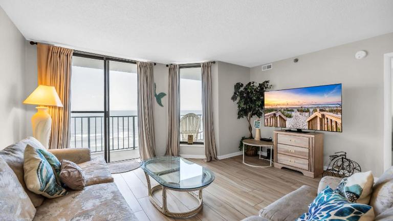 Huge Oceanfront End Unit Top Location with Pool - Chambres d'hôtes Myrtle Beach