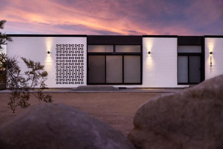 Neutra Home Joshua Tree Luxury Retreat Pool and Spa - B&B Joshua Tree