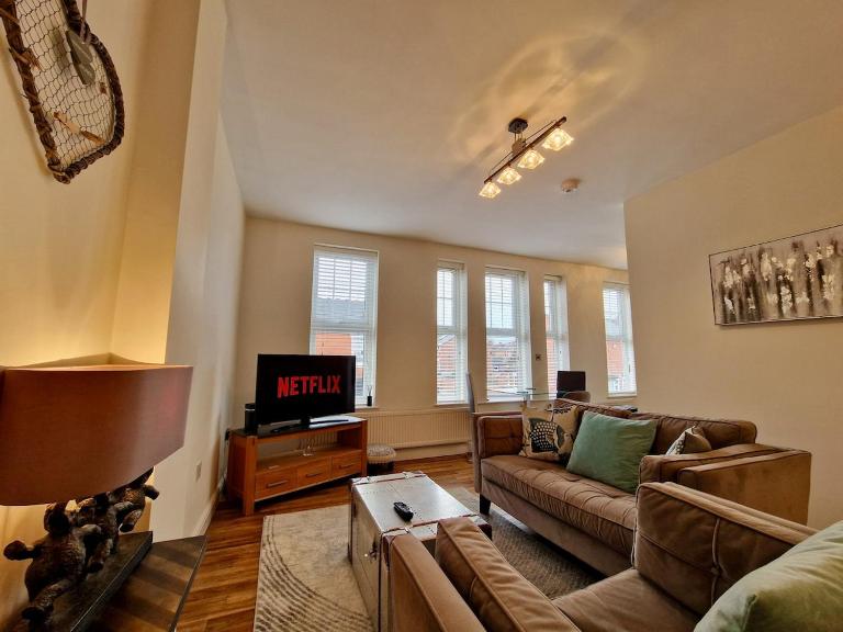 Spacious Spacious Serviced Apartment next to City Centre with Free Parking - Contractors & Relocators - Ferienwohnung Coventry