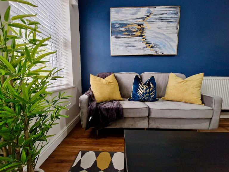 Trendy Spacious Serviced Apartment next to City Centre with Free Parking - Contractors & Relocators - Ferienwohnung Coventry