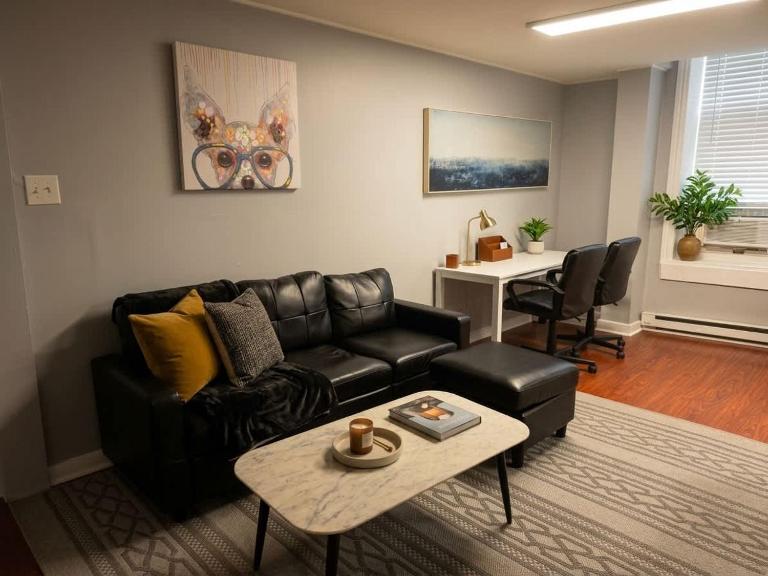 Redwood loft at Park Place King bed walk in closet fast WIFI and free coffee - B&B Wilmington