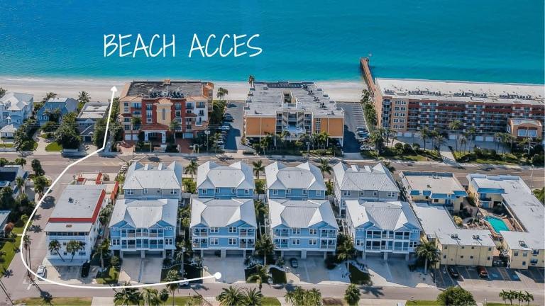 Tropical Treasure Beach Villa - B&B St. Pete Beach