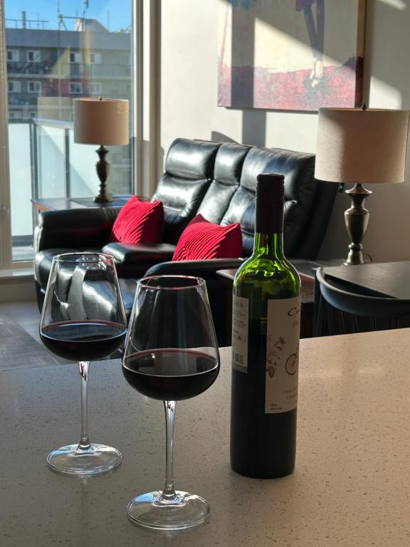 Grey Cup Hub in Kensington! Top Property, King Bed, Parking Available, Close to LRT - Chambres d'hôtes Calgary