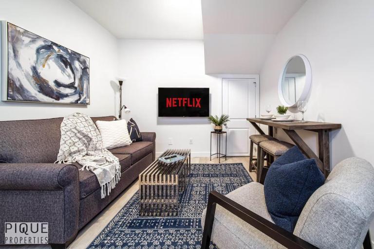*NEW* Modern Suite King Bed! Netflix! Sleeps 4! - B&B Edmonton
