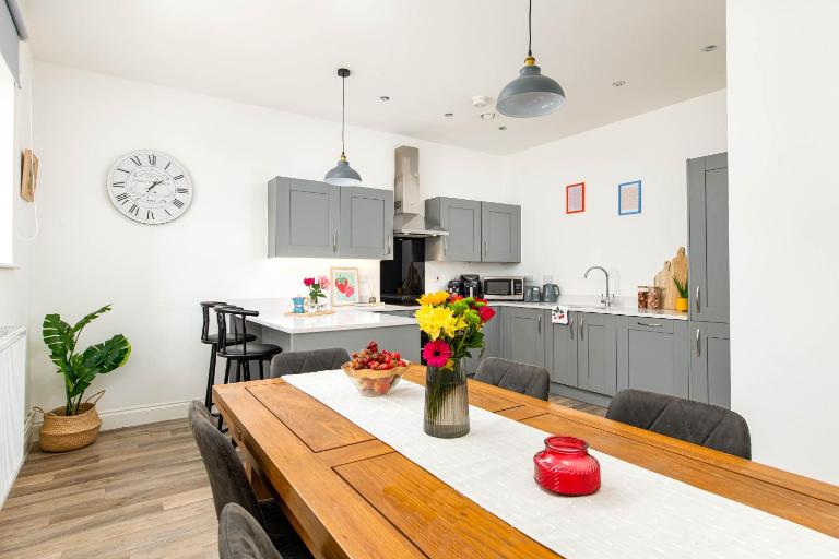 Modern 4Bed-4,5Bath House-Sleeps 11- Private Parking- By FabAccommodation - B&B Bristol