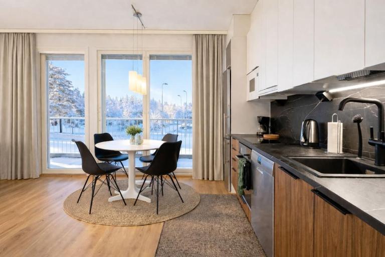 Modern 2BR near OYS hospital, sauna & free parking - Bed and Breakfast Oulu