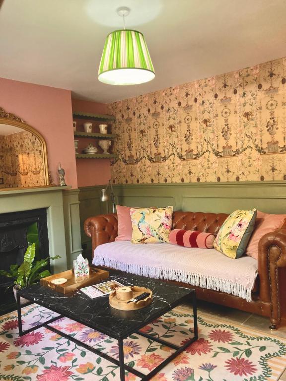 Pittville Garden Flat - Beautiful cosy flat, walk to town ,racecourse & Pittville Park - B&B Cheltenham