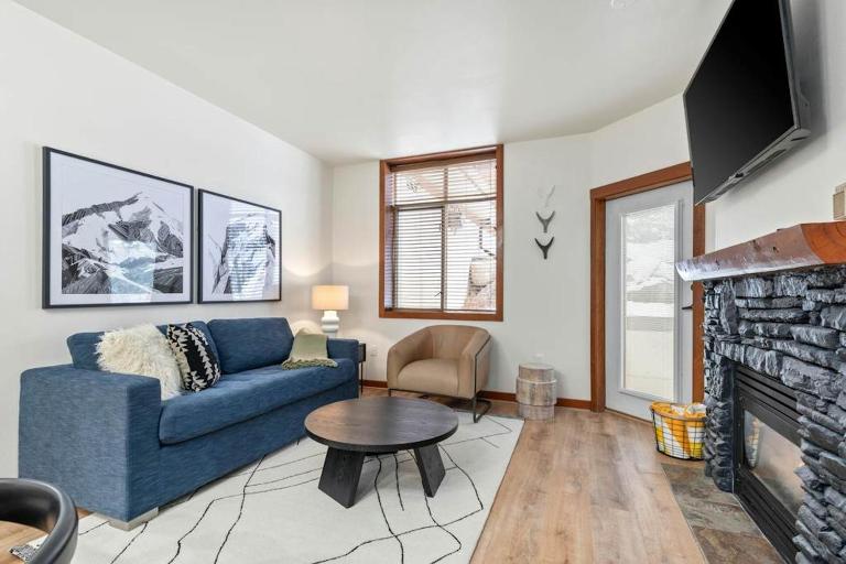 Powderhorn Lodge 102: Sego Lily Suite - Bed and Breakfast Solitude