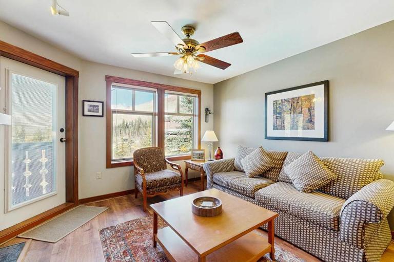 Eagle Springs East 402: Buffaloberry Suite - Bed and Breakfast Solitude