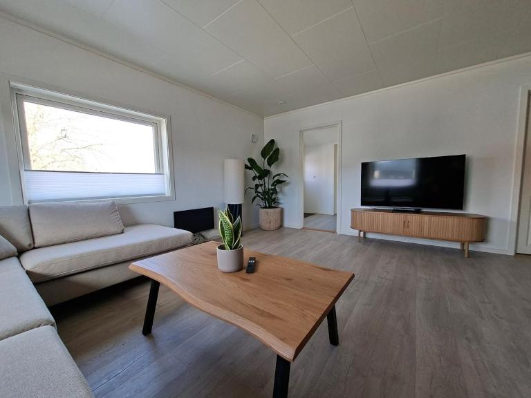Lofoten Spacious Apartment - Central Leknes - Chambres d'hôtes Festvåg