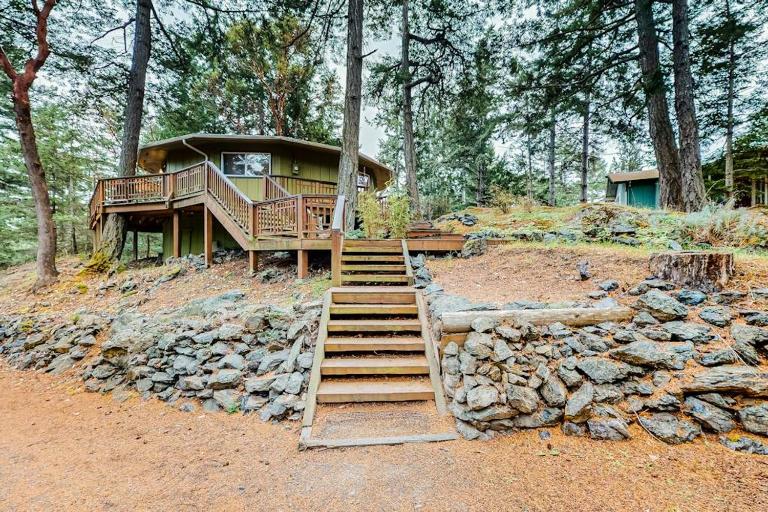 The Island Treehouse - Bed and Breakfast Eastsound