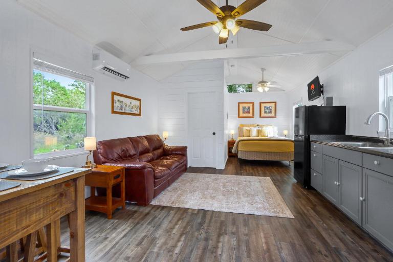 Tiny House on the Hill - B&B New Braunfels