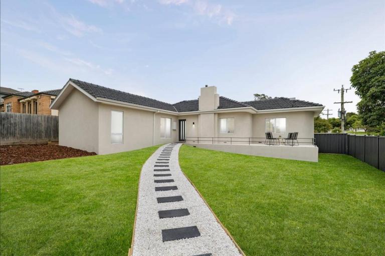 Private Lawn | Designer Bathroom | Three Bedrooms - B&B Ballarat