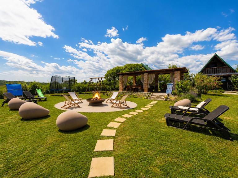 Mreznicka Idila resort- 3 riverside tiny houses with pool&jacuzzi - B&B Galović-Selo