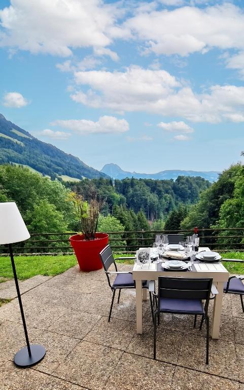 Apartment Val-de-Charmey 70 m², lake view - B&B Crésuz