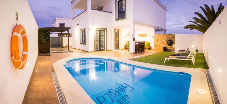 Elegant Villa Playa Blanca with Pool - B&B spiaggia di Blanca