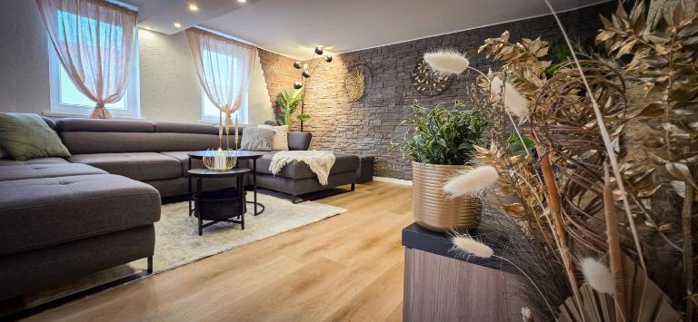 Bequemes Fachwerkhaus für 10 Personen mit Innenhof und Wallbox - Chambres d'hôtes Liederbach