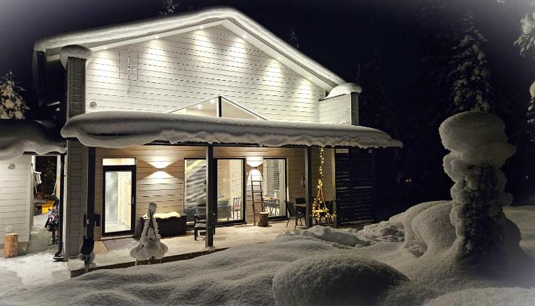 Spacious Villa Ilvesrinne in Ruka - 2 winter ski passes, Sauna, EV Char, Forest views - Ferienwohnung Ruka