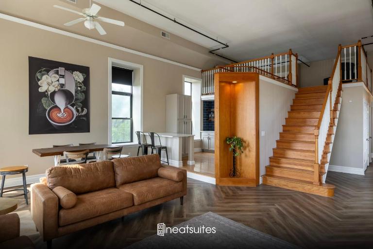 Above Coffee Shop, Cincy Hilltop Apt, City Views! - Ferienwohnung Cincinnati
