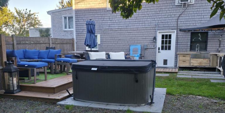 Middletown Modern Townhouse w/Hot Tub - RIBryan Properties - B&B Middletown