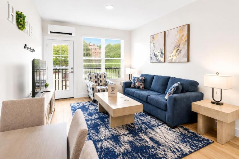 Charming 2 Bed Suite Steps to Convention & Bathhouse, 3rd Floor, No Elevator, Stair Access Only - Chambres d'hôtes Hot Springs