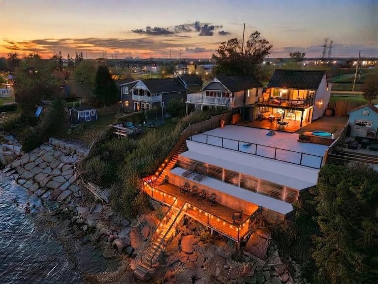 Cottage-Lakeside Bliss - Hot Tub, Private Beach, Kayaking, Fire Place Indoor & Outdoor, soft soccer, Board Games, Star Gazing & Sunset - Bed and Breakfast Bowmanville