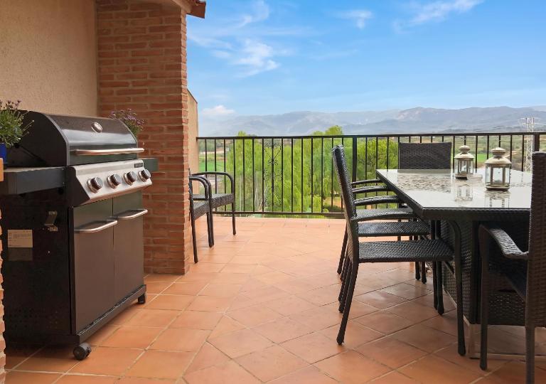 Spacious House in Cretas with Mountain View - Ferienwohnung Cretas
