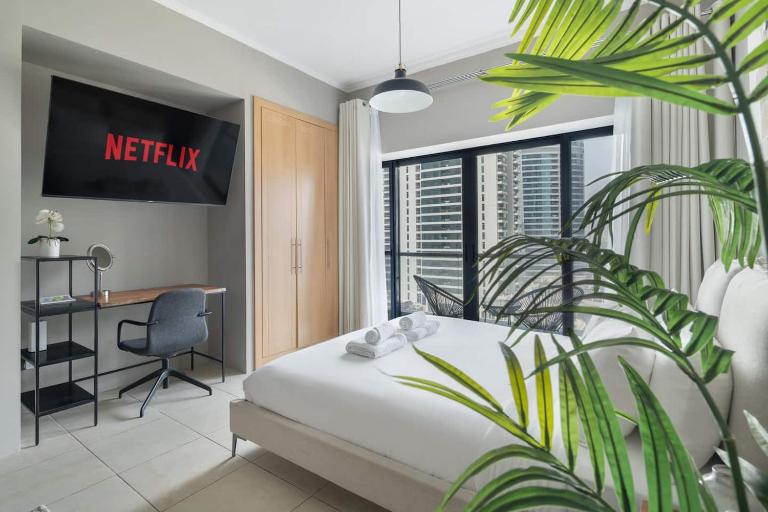 Chic JLT Studio Lake View Pool & Metro Access - B&B Dubai