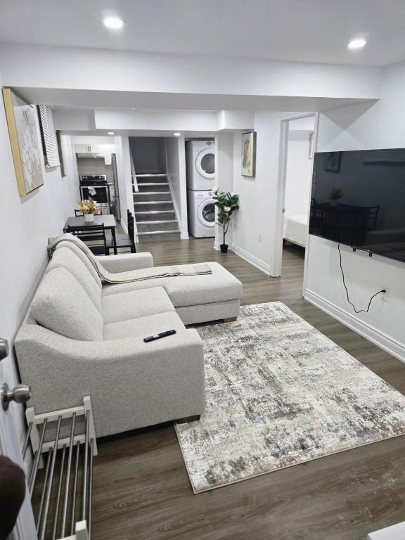 Stylish & Cozy 2-Bedroom Private Basement Suite - B&B London