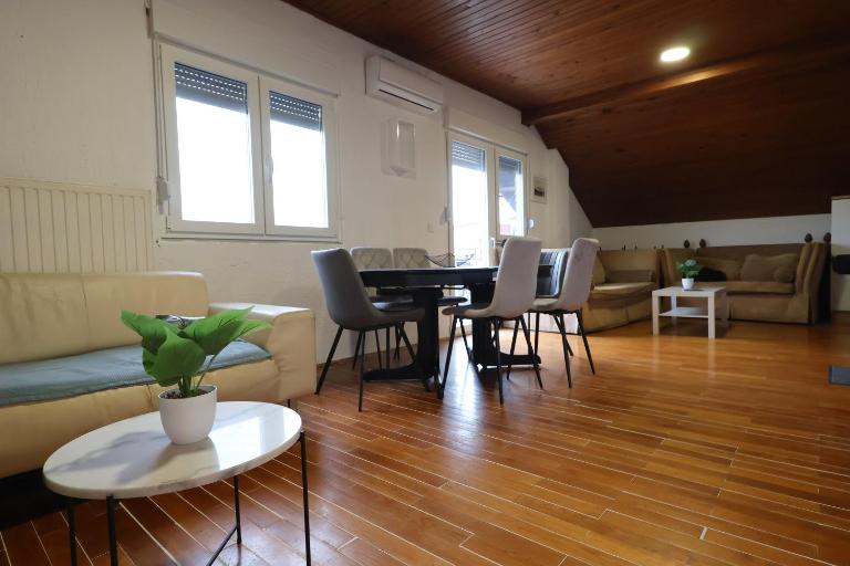 Spacious Condo w Terrace & Piano - Chambres d'hôtes Sesvete