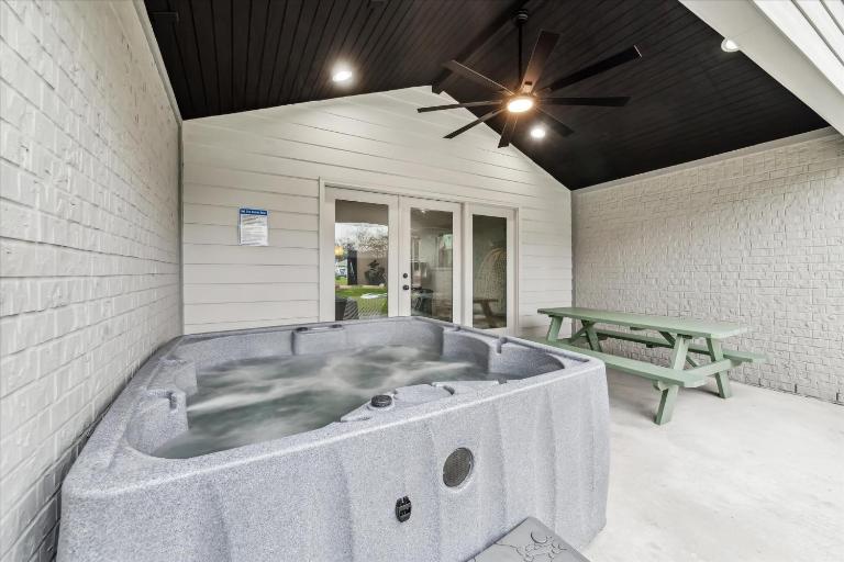 Luxury 4Bd 2Ba w Hot-Tub & Cinema Room - 14 guest - Bed and Breakfast Houston