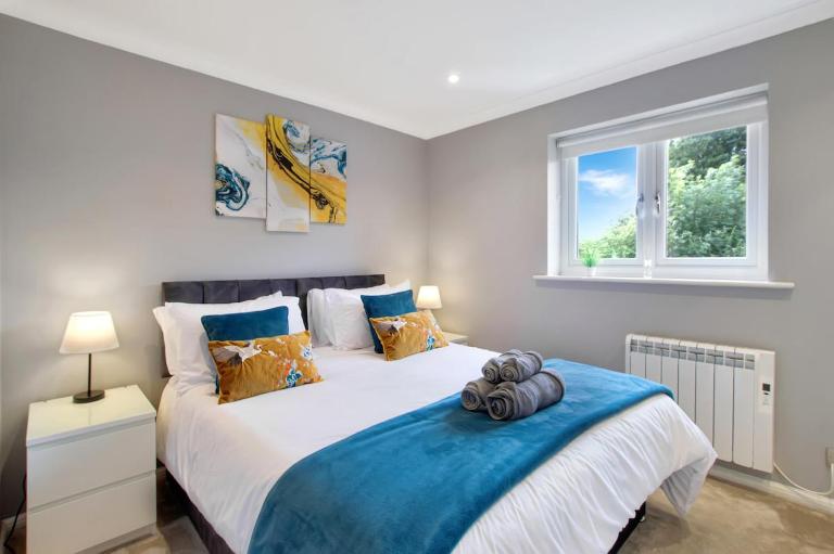Spotless Two-Bedroom Home with Garden and Parking - B&B Stevenage