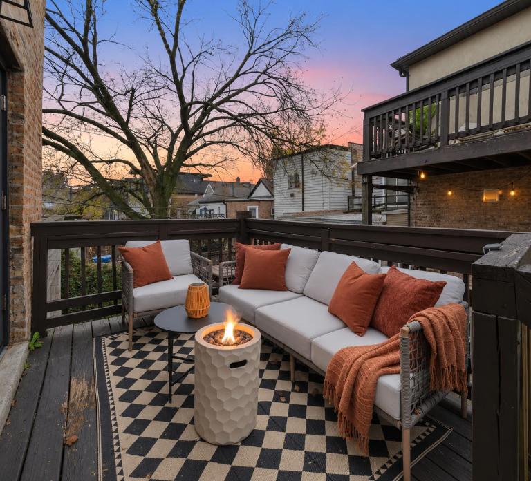 Boutique Apartment w Private Deck & Fire Pit - B&B Chicago