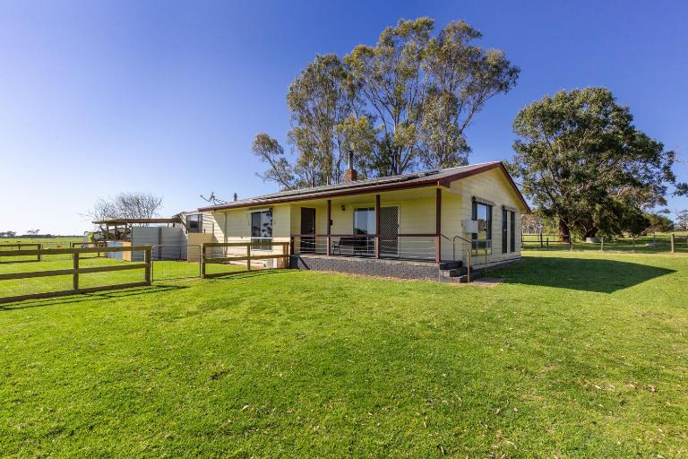 Longford Farm Stay - Family & Pet Friendly - B&B Dutson