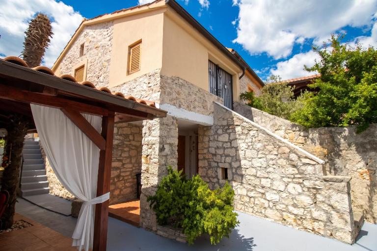 Charming Villa in Jezera with Private Pool - B&B Jezera
