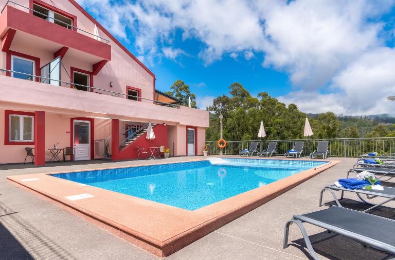 Spacious House with Pool in Prazeres - B&B Lombo da Velha