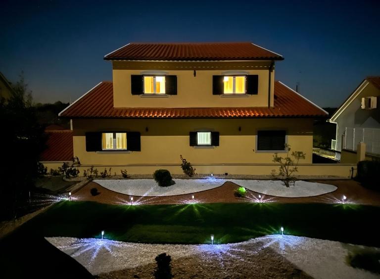 Charming House in Cortiçada with Balcony and Mountain View - B&B Cortiçada
