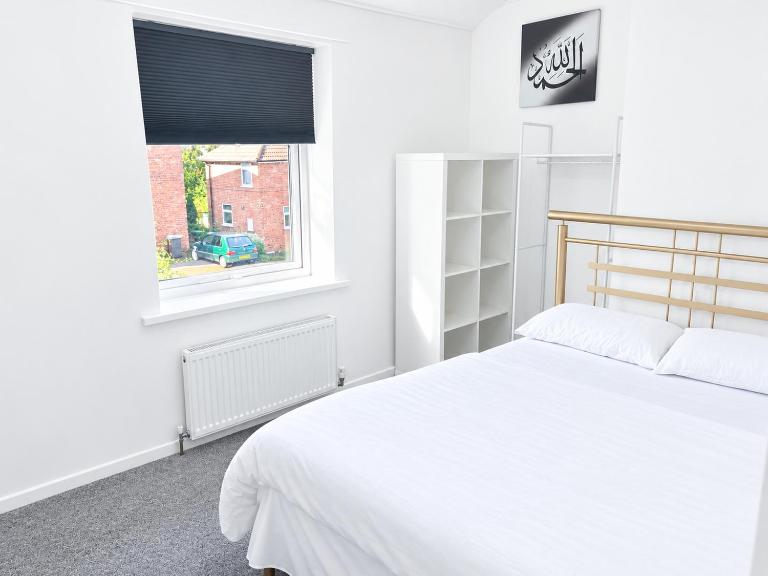 Excellent Central Private Double Room For Girls or Couples Only -West Bromwich - Shared Accommodation - Bed and Breakfast West Bromwich