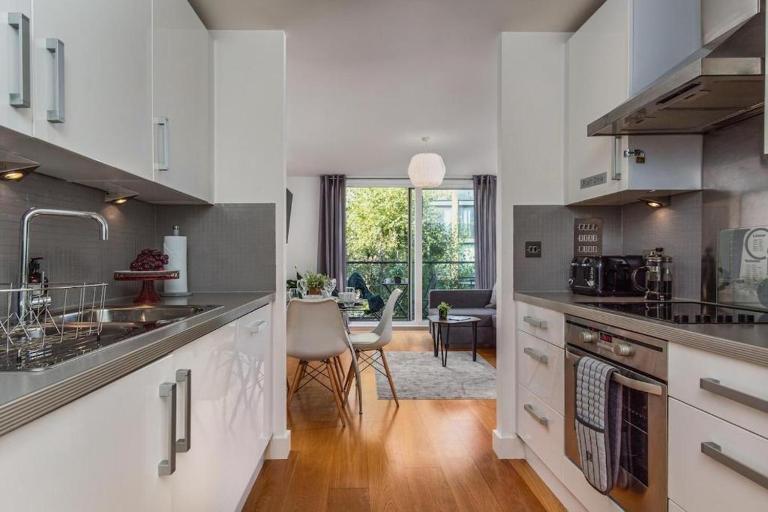 Cosy 2 bed, 2 Bath Apt, London, Free Parking - B&B Londra