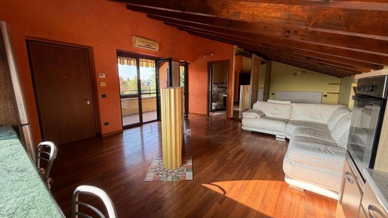 Openspace Attic Apartment with terrace, Wi-Fi - Chambres d'hôtes Saronno