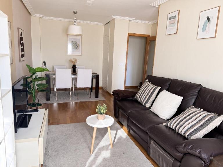 Apartamento Premium cerca Hospital, Universidad, Parking privado, a 5 minutos del centro histórico, ideal para visitar León sin preocuparse por el aparcamiento - B&B León