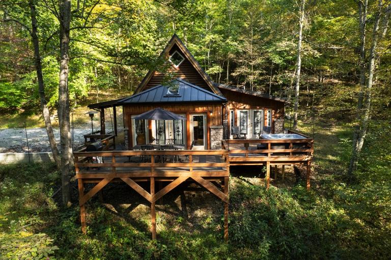 New Hot Tub - Diamond Creek Cabin Sleeps Up to 6 - B&B Gallipolis