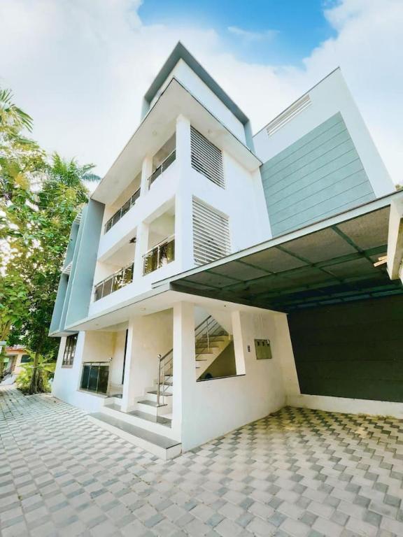 Blossom Bloom by Sernescape Cosy 2BHK 1F AC - B&B Thiruvananthapuram