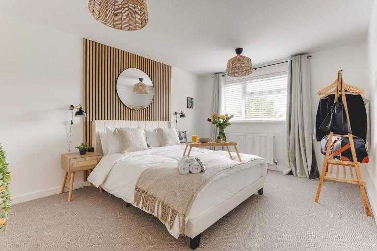 Luxury 2-Bed House in Stevenage Sleeps 6 Free Parking Barefoot & Board - Bed and Breakfast Shephall
