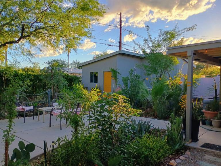 Self-Sufficient Early Birds - Bed and Breakfast Tucson