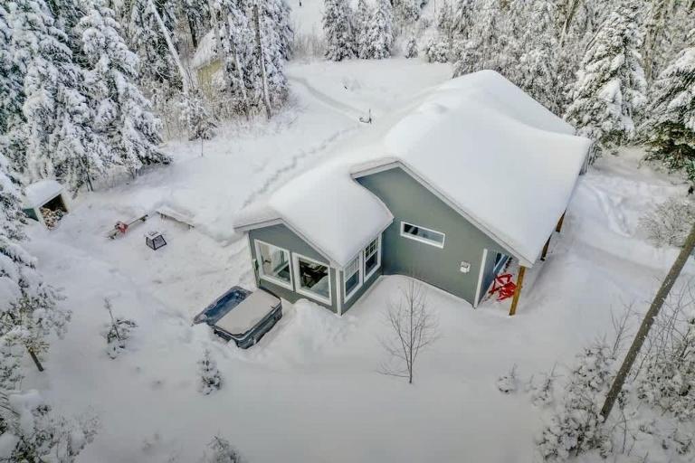 Chalet La Chouette with Private Spa Access to Ouareau Forest - B&B Notre-Dame-de-la-Merci