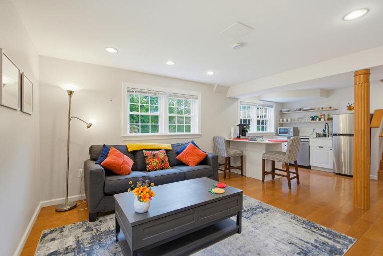 Private Suite Nestled in Lower Level of Home - Bed and Breakfast Arlington