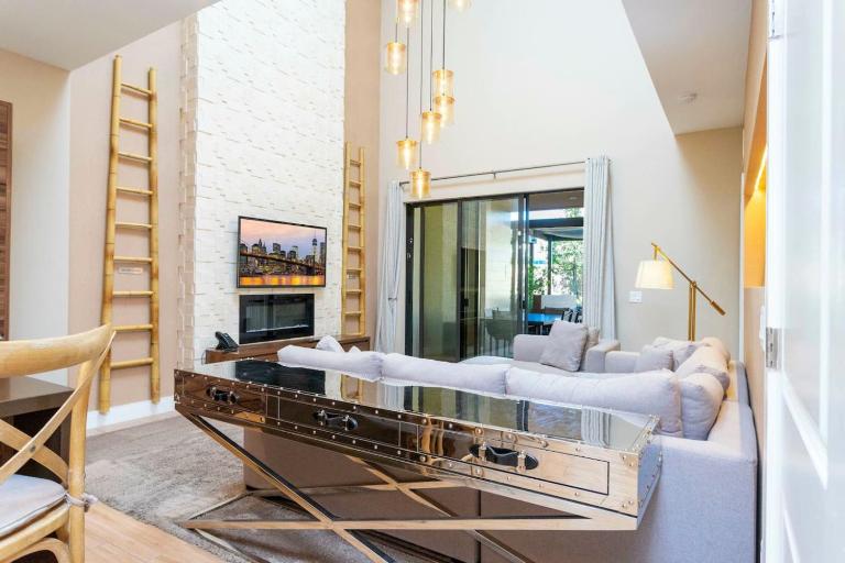 Family Retreat Magic Village 4 Suites Jacuzzi Near Disney - 7493 - Bed and Breakfast Orlando