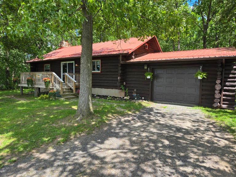Charming Country Cabin- Cozy, Scenic View, HOT TUB, near CMAC - Bed and Breakfast Rushville